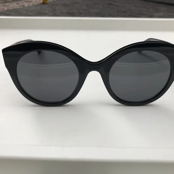 GUCCI Sunglasses - Picture 2 of 9
